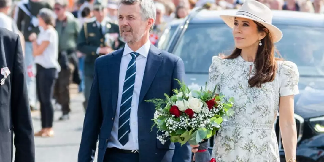 Βασίλισσα Mary | Επέλεξε ακριβώς το ίδιο φόρεμα με τη Zara Tindall