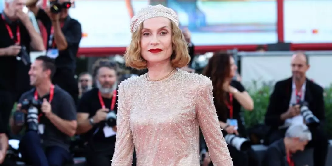81o Φεστιβάλ Βενετίας | Η Isabelle Huppert με αποκαλυπτικό φόρεμα Armani Privé