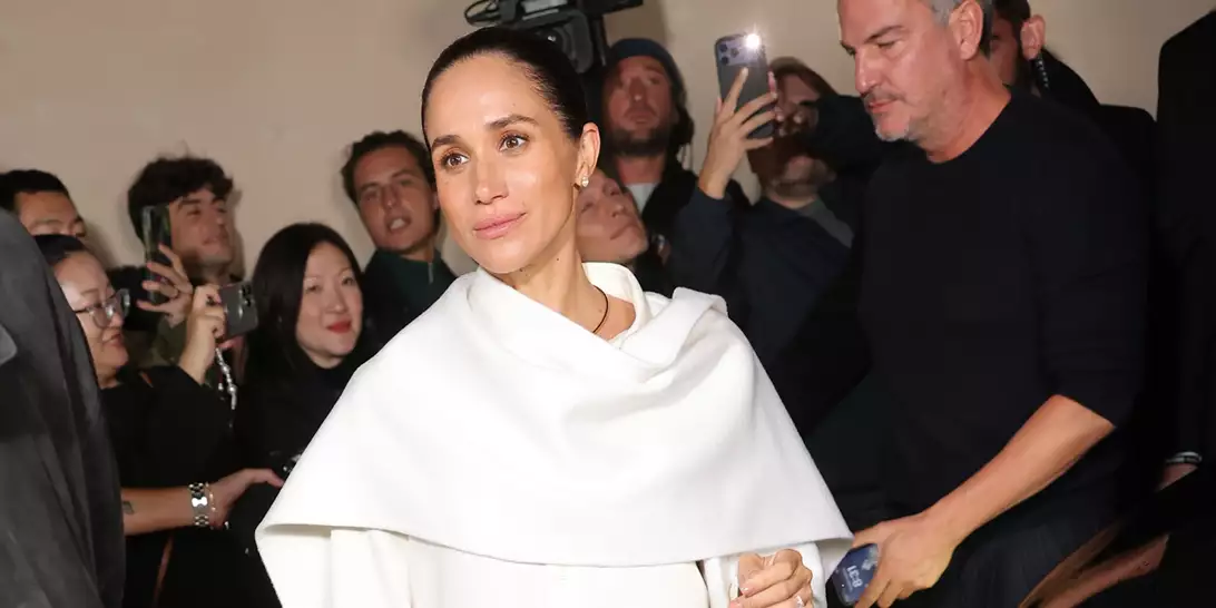 Meghan Markle | Η πρώτη της εμφάνιση στην Paris Fashion Week με δύο minimal chic looks