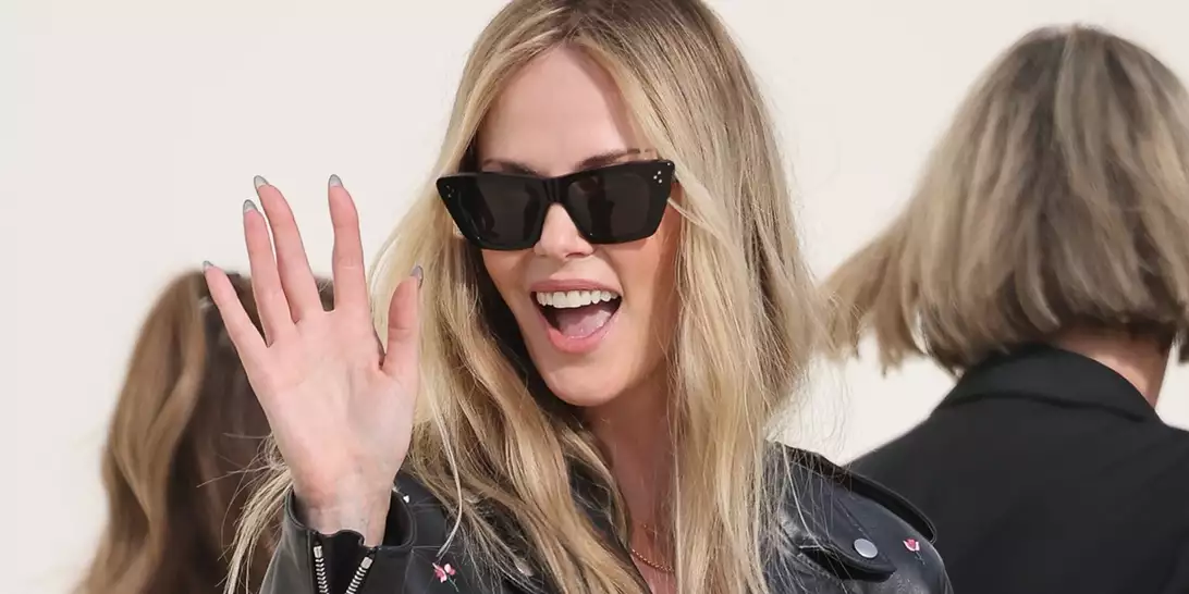 Charlize Theron | Η ανατρεπτική no shirt εμφάνιση στο show του οίκου Dior στο Παρίσι