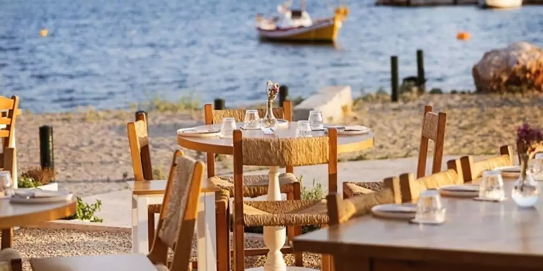 Ταράτσες, κήποι και αυλές | Τα εστιατόρια και μπαρ της πόλης που θα μας δροσίσουν για τα καλά