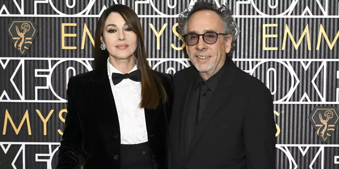 Monica Bellucci & Tim Burton | Επίσημη εμφάνιση στο κόκκινο χαλί των Emmys 2024