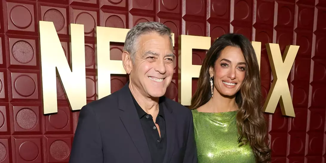 Amal Clooney | Η εντυπωσιακή εμφάνιση με Versace φόρεμα σε after-party των Χρυσών Σφαιρών
