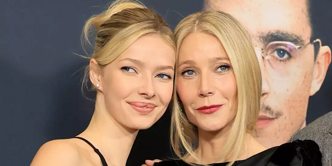 Gwyneth Paltrow - Apple Martin | Με ασορτί pajamas και χωρίς make-up στην ευρύχωρη κουζίνα του σπιτιού τους