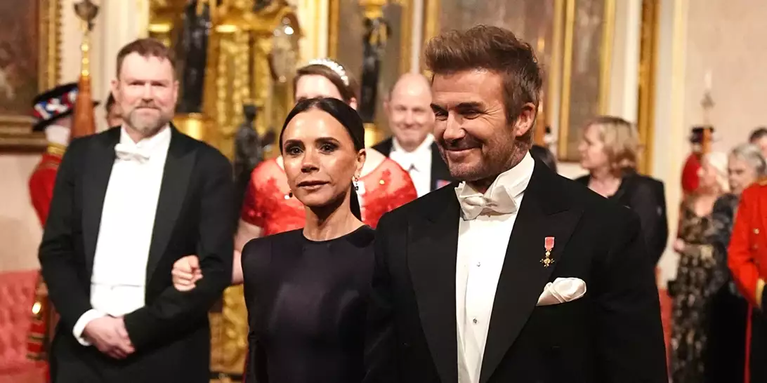 O David και η Victoria Beckham στο Buckingham Palace | Ο λόγος που της κρατούσε σφιχτά το χέρι