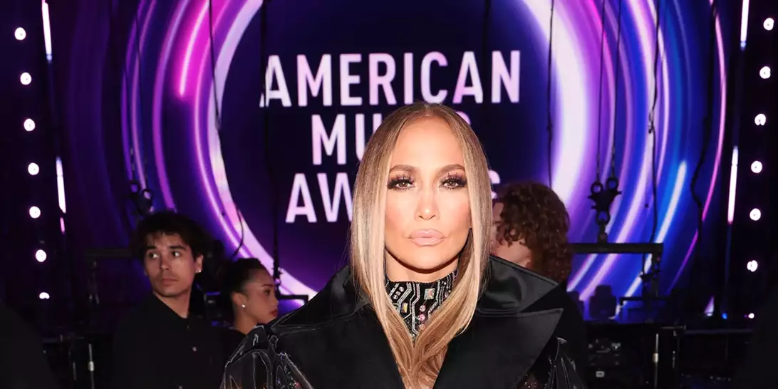 American Music Awards 2025 | Τα 8 looks της Jennifer Lopez και η τολμηρή on stage στιγμή με πρωταγωνίστρια την ίδια