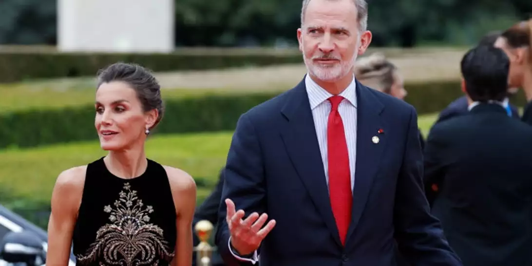 Βασίλισσα Letizia | Το φόρεμα με τα χειροποίητα κεντήματα που επέλεξε στο Παρίσι