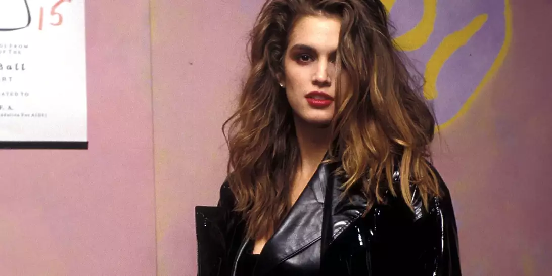 Cindy Crawford | Αναβίωσε το στιλ με το δερμάτινο που φορούσε πριν από 40 χρόνια