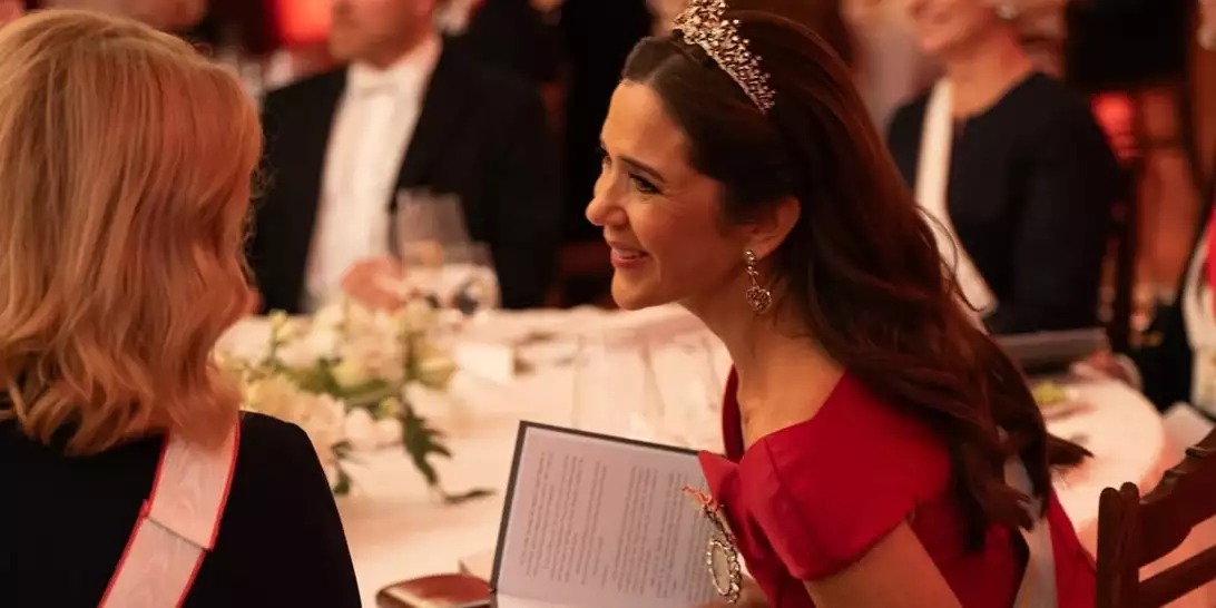 Βασίλισσα Mary της Δανίας | Σε επίσημο δείπνο με κόκκινο φόρεμα που είχε φορέσει και στο παρελθόν και την πιο προσωπική της τιάρα