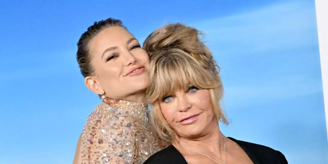 Goldie Hawn | Έγινε 78 ετών και η κόρη της, Kate Hudson, το γιόρτασε με ένα βίντεο από αδημοσίευτες φωτογραφίες της σταρ