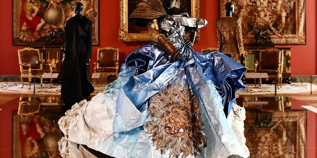 Louvre Couture | Μία ματιά στην πρώτη έκθεση μόδας που παρουσιάζεται στο Μουσείο του Λούβρου