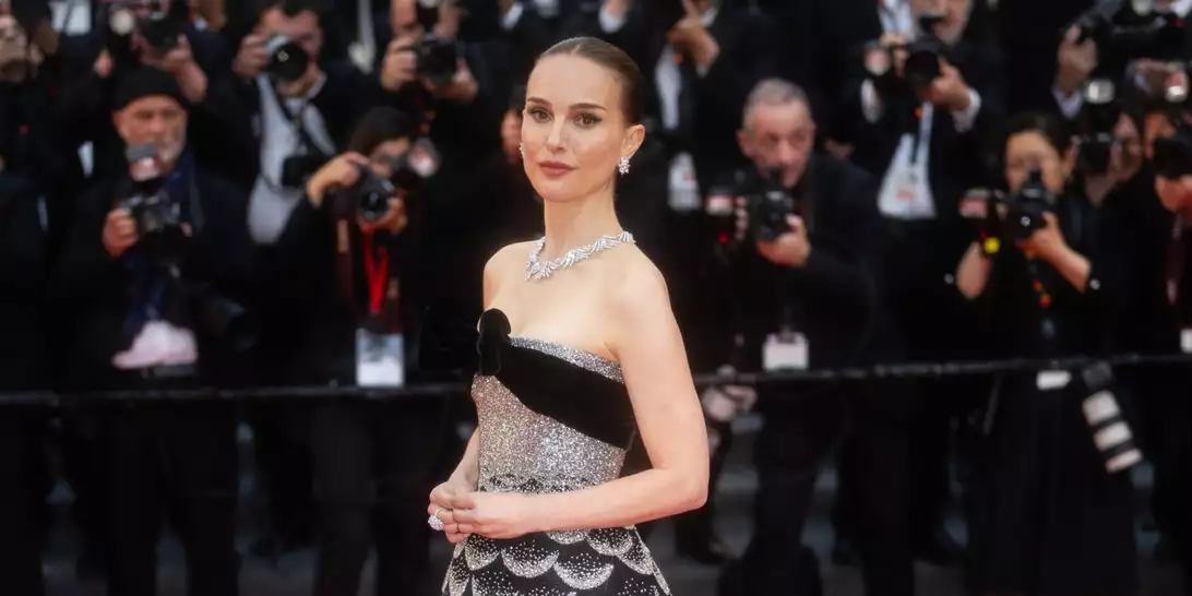 Η Natalie Portman στο 78ο Φεστιβάλ Καννών | Η ιστορία πίσω από το εντυπωσιακό Dior φόρεμα που φτιάχτηκε ειδικά για εκείνη