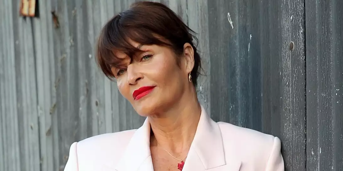 Helena Christensen| Καν' το αν τολμάς: Το μοντέλο υποδέχεται τον χειμώνα βουτώντας σε μια παγωμένη λίμνη