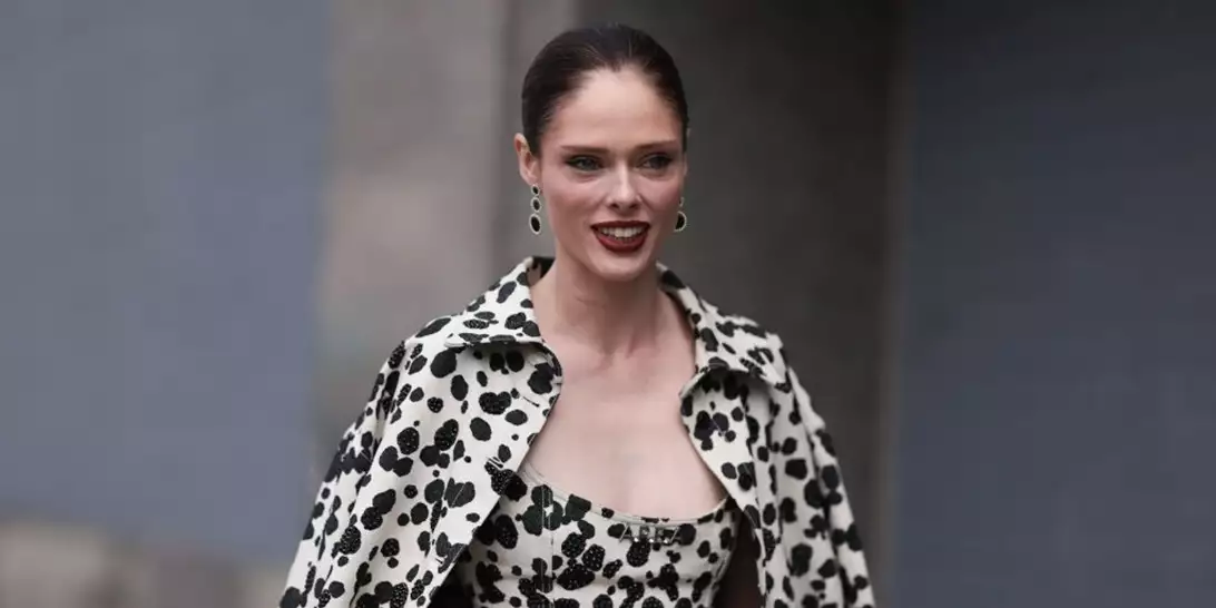 Τα μπορντό κραγιόν που φορούν οι πιο stylish γυναίκες τώρα