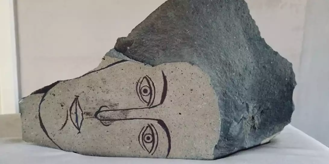 Η πέτρα ως καμβάς δημιουργίας | Μία εντυπωσιακή νέα έκθεση 27 καλλιτεχνών στο ατελιέ του ζωγράφου Νίκου Νικολάου