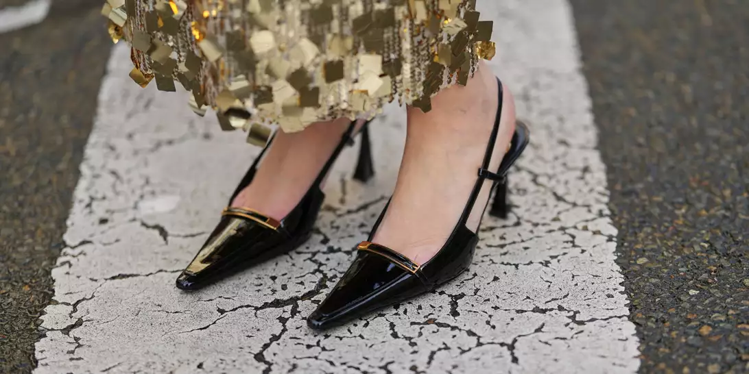 Μαύρες γόβες λουστρίνι | Η κομψή glossy επιλογή για τα γιορτινά σου looks