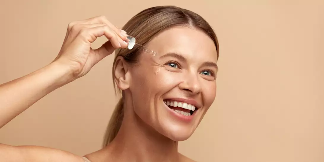 5 οροί προσώπου που κάνουν θαύματα για τις βαθιές ρυτίδες