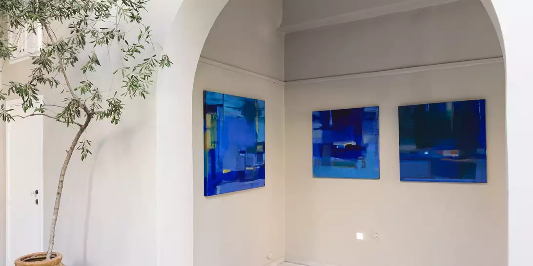 Ο Ενδιάμεσος Χώρος | Η νέα έκθεση του Γιάννη Αδαμάκου παρουσιάζεται στον Πόρο