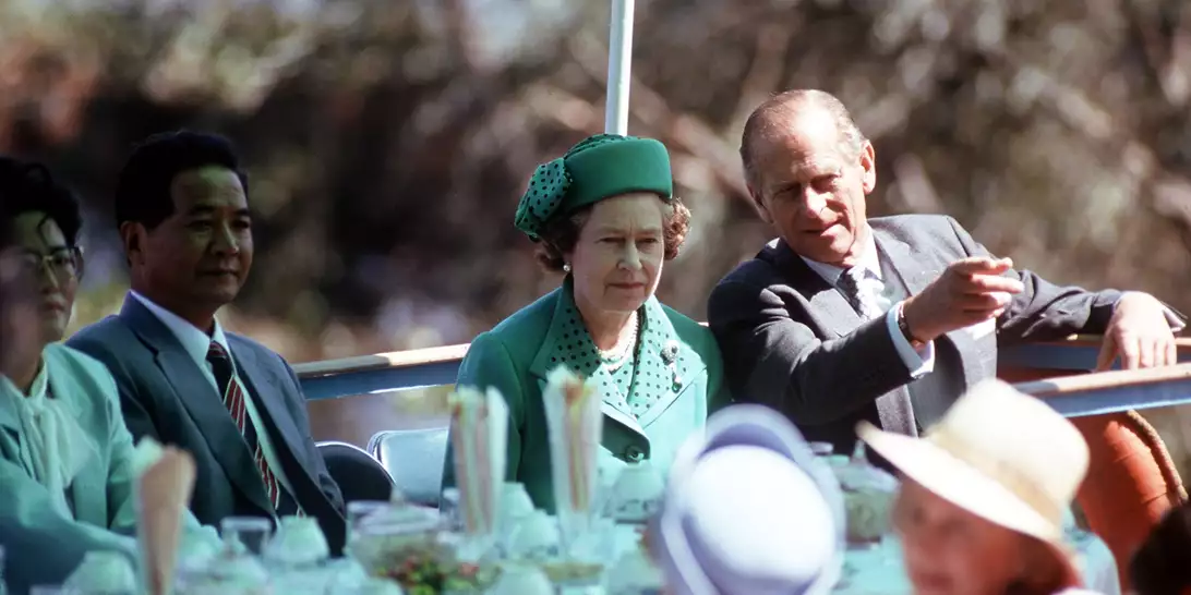 Το αυστηρό πρόγραμμα που ακολουθούσε η βασίλισσα Ελισάβετ στα γεύματά της | Γιατί μερικές φορές έτρωγε πρωινό χωρίς τον πρίγκιπα Φίλιππο;