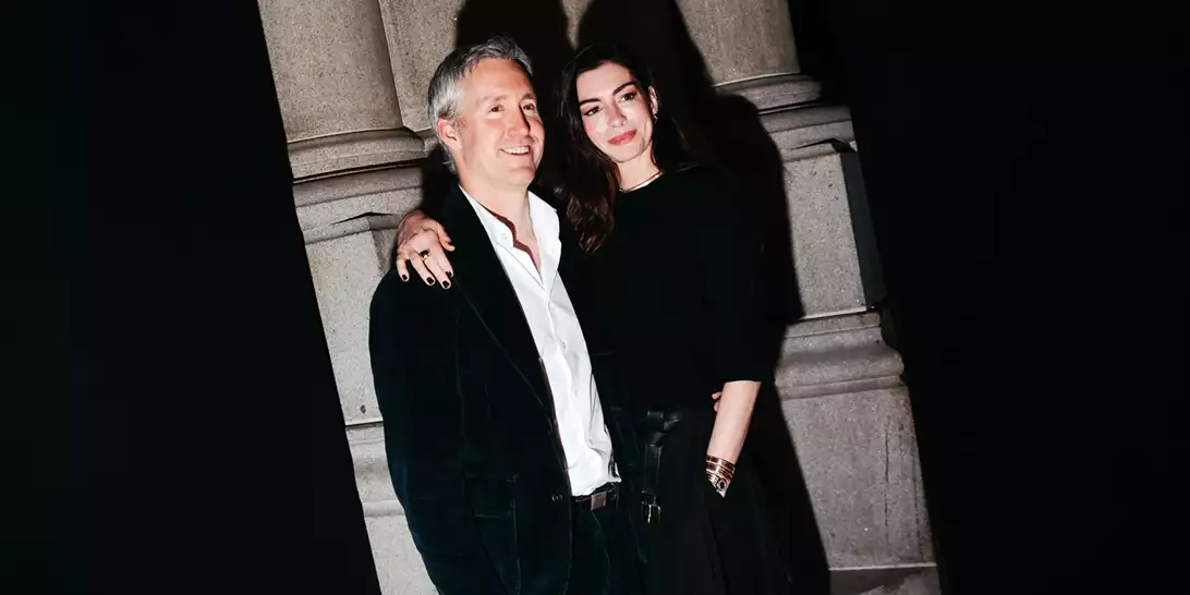 Anne Hathaway | Η σπάνια βραδινή εμφάνιση με τον σύζυγό της και τα πολυτελή κοσμήματα που επέλεξε