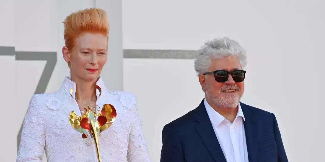 Tilda Swinton| Η Μούσα του Pedro Almodavar με την αλλόκοσμη ομορφιά είναι το απόλυτο fashion