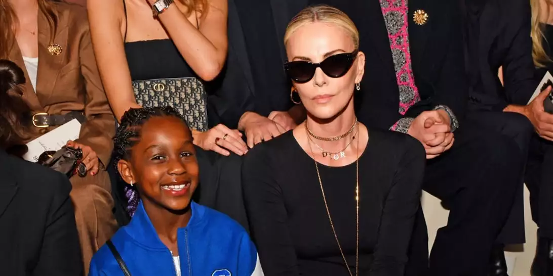 Charlize Theron | Στιλάτη, μαζί με την κόρη της August στο show του οίκου Dior