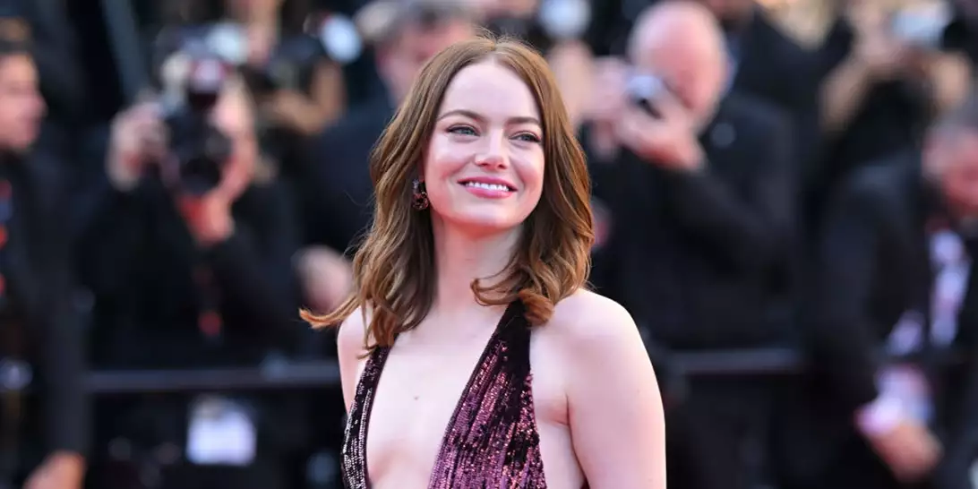 Χρυσές Σφαίρες 2025 | Η δραματική αλλαγή στην εμφάνιση της Emma Stone