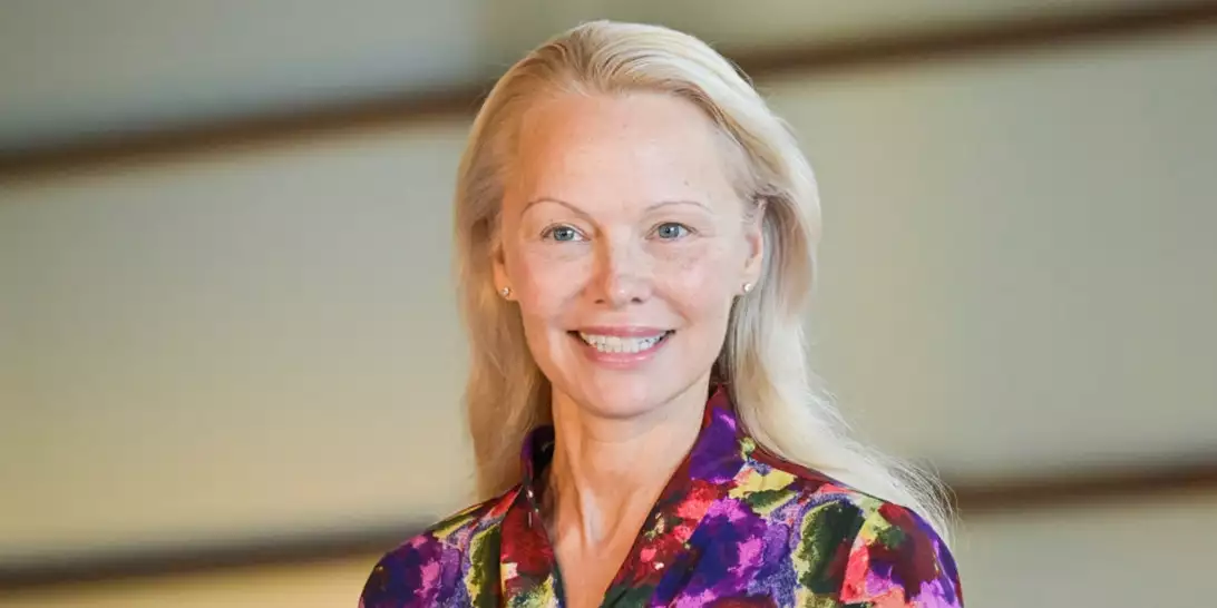 Η Pamela Anderson μόλις υιοθέτησε το Νο.1 "αντιγηραντικό" κούρεμα