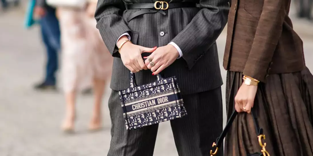 Αυτό είναι το βερνίκι νυχιών που φορούν οι πιο chic γυναίκες τώρα