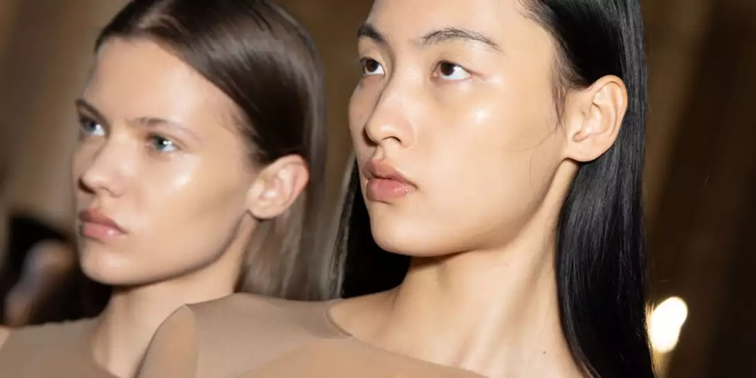 Mocha Mousse | Πώς να εντάξετε το χρώμα του 2025 στο μακιγιάζ σας