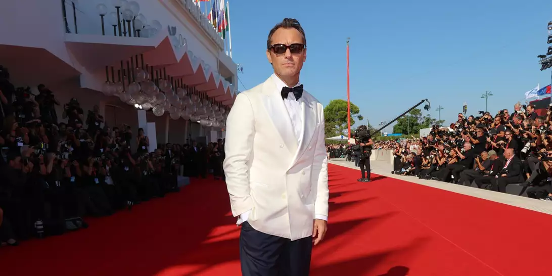 Jude Law | Η σπάνια εμφάνιση της συζύγου του στην παγκόσμια πρεμιέρα της ταινίας του στο Φεστιβάλ Βενετίας