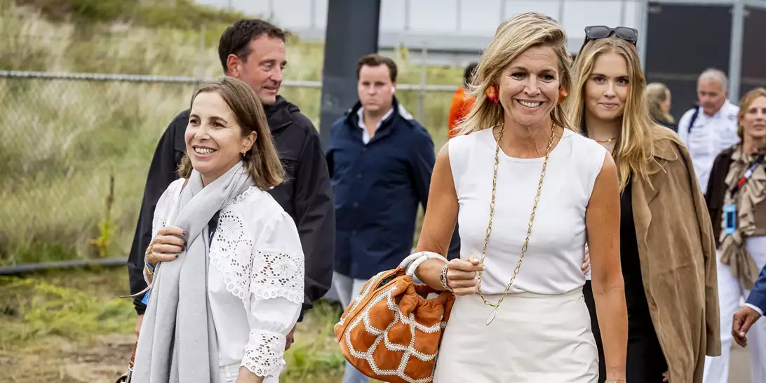 Βασίλισσα Maxima | Η φθινοπωρινή εμφάνιση με τις τρεις κόρες της μετά τις οικογενειακές διακοπές στην Ελλάδα