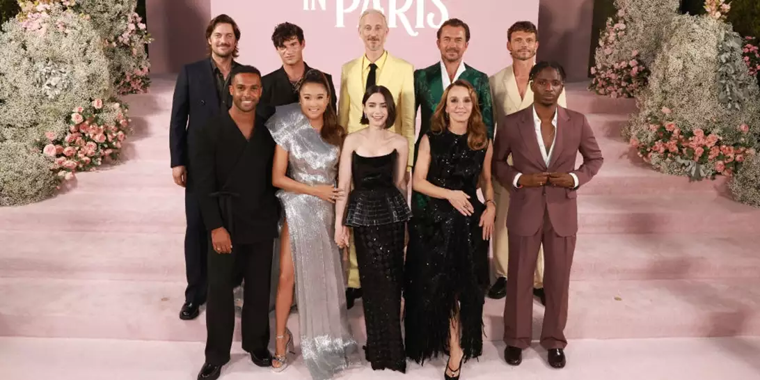 Πρεμιέρα για το Emily in Paris 4 | Τα looks που φόρεσαν οι πρωταγωνίστριες στο κόκκινο χαλί