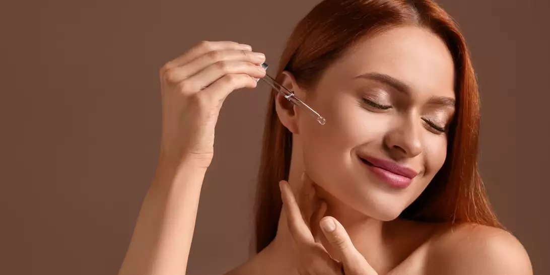 3 πανίσχυροι οροί που μειώνουν τις ρυτίδες και χαρίζουν λάμψη στην επιδερμίδα