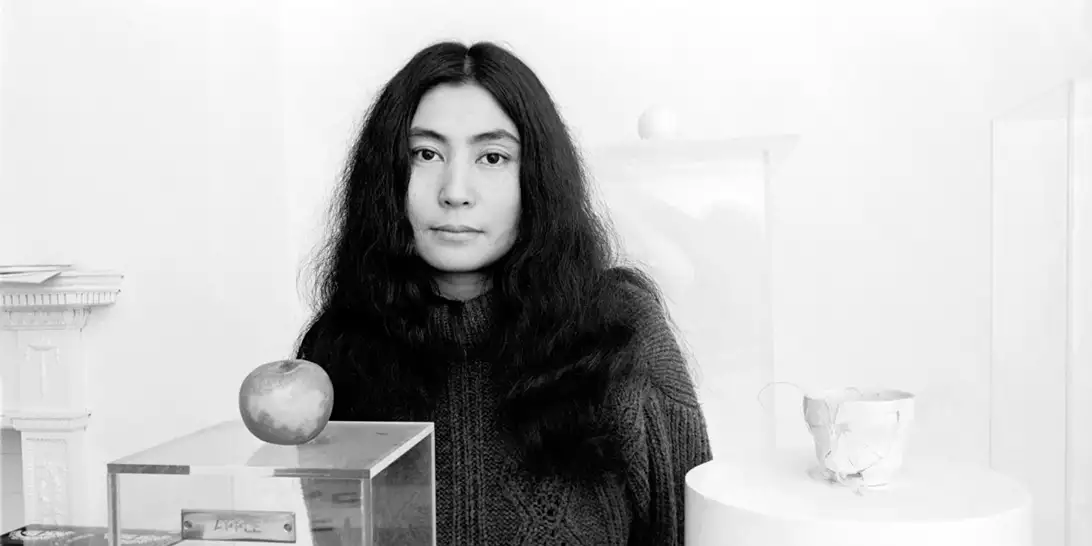 Yoko Ono | Η ευφυώς ρομαντική της σκέψη ξεδιπλώνεται σε μία νέα έκθεση στο Λονδίνο