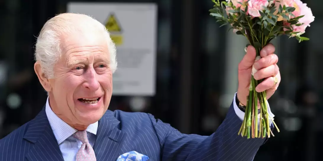 Βασιλιάς Κάρολος | Η λεπτομέρεια στη γραβάτα του που πρόσεξε μέχρι και το βρετανικό Μουσείο Φυσικής Ιστορίας