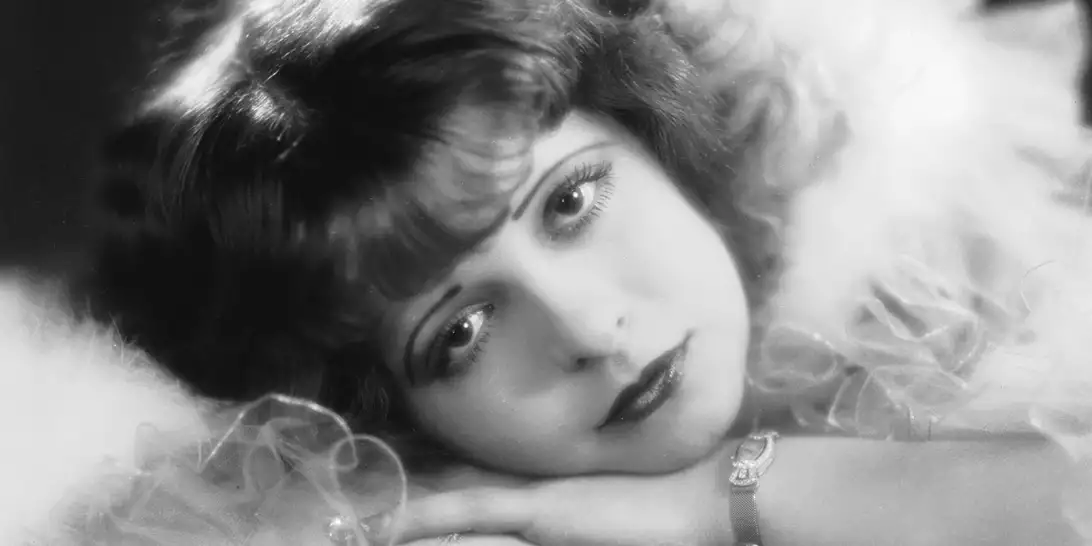 Clara Bow | Η συγκλονιστική ιστορία της μούσας της Taylor Swift
