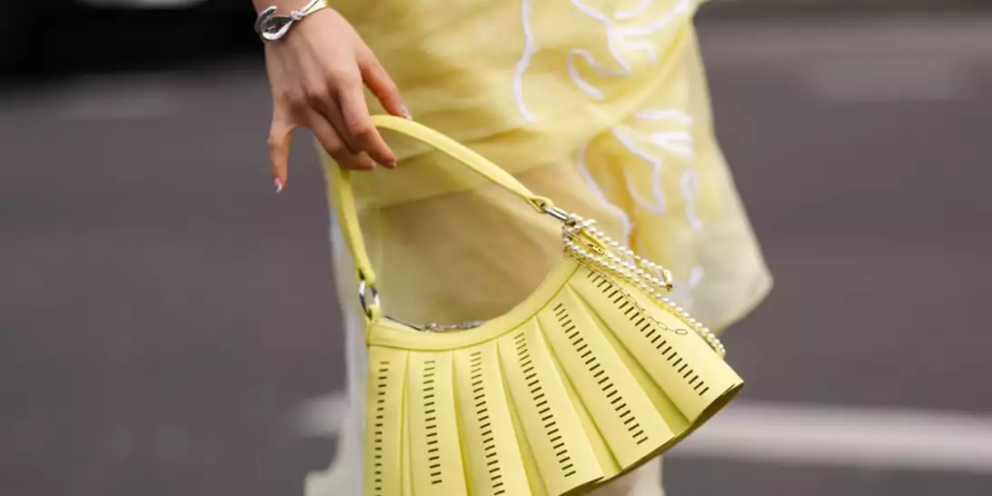 Τέλος τα παστέλ | Αυτό είναι το χρώμα νυχιών που επιλέγουν όλες οι fashionistas φέτος την άνοιξη