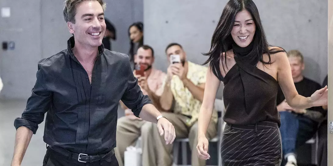 H Laura Kim και o Fernando Garcia αποχωρούν από τον Oscar de la Renta