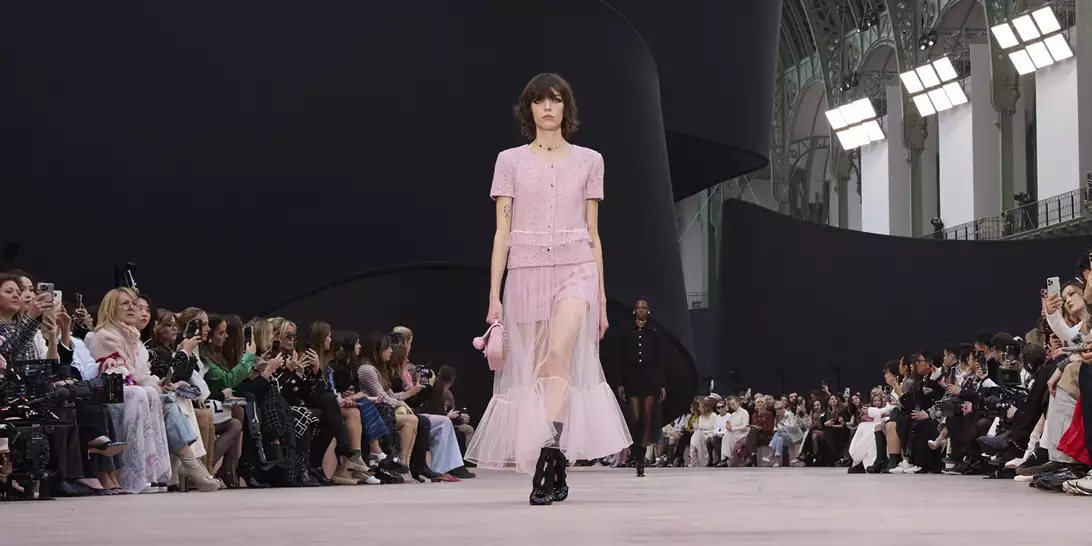 Μόδα Καλοκαίρι 2025 | Η μεγαλύτερη τάση στα χρώματα και ο πιο έξυπνος τρόπος για να τη συνδυάσετε