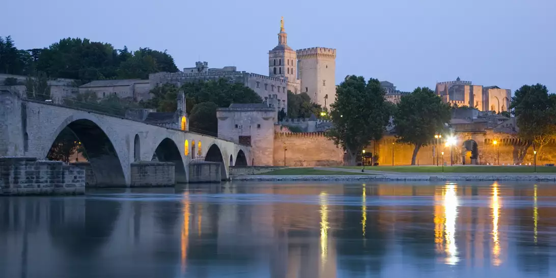 O οίκος Louis Vuitton ταξιδεύει στην Αβινιόν για το show Cruise 2026