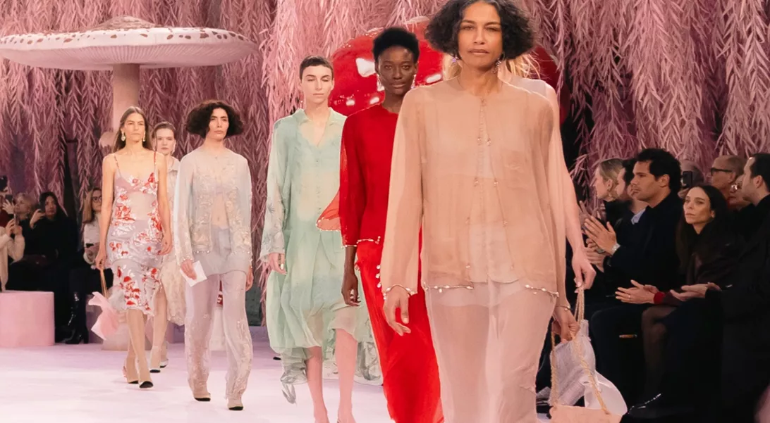 "Σαν απαλό αεράκι στο πρόσωπο, σαν ψίθυρος στ' αφτί" | Η ευφυΐα της Chanel haute couture συλλογής του Blazy