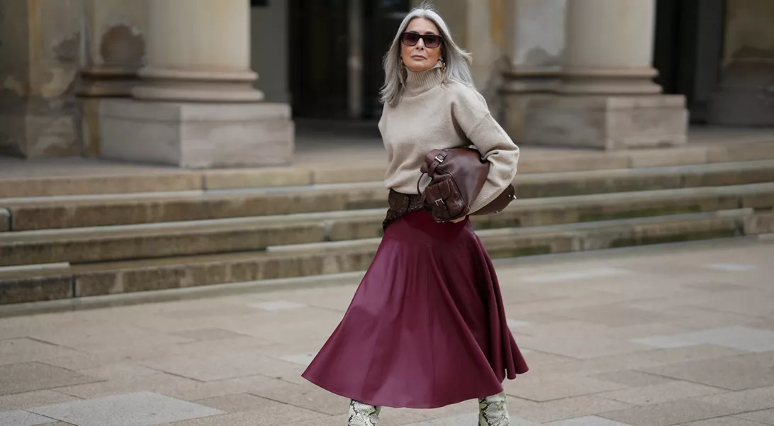 Μακριά μαλλιά μετά τα 50 | Τα stylish κουρέματα που αξίζει να υιοθετήσετε