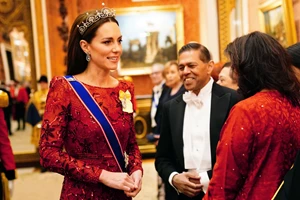 Παλάτι του Buckingham | Δημοσίευσε ένα εορταστικό πορτραίτο της Kate Middleton με κατακόκκινο sequin φόρεμα
