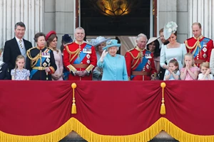 The Crown 4 | Οι αστείες φωτογραφίες των ηθοποιών πίσω από τις κάμερες