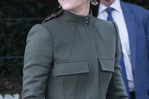 Kate Middleton | Το σχόλιό της στο Twitter για το χριστουγεννιάτικο look της