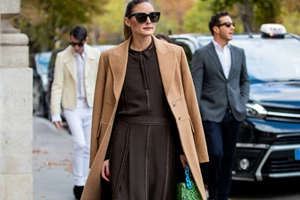 10 τρόποι να φορέσετε τα παλτό σας όπως οι κομψές celebrities