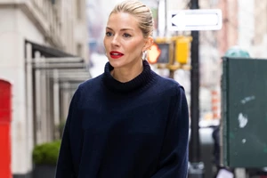 Το little black dress της Sienna Miller είναι ό,τι δεν πρέπει να απουσιάζει από την γκαρνταρόμπα σας