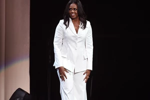 Michelle Obama  | Η εμφάνισή της με χρυσό κόσμημα που γράφει "Vote"