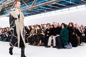 Τι φορούν οι fashion experts στα χιόνια | Αυτά τα Après-Ski σύνολα θα σας εμπνεύσουν